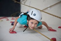 Fille escalade au mur d'escalade intérieur à Londres — Photo de stock