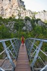 Mujer excursionista cruzar robar puente en el cañón de Verdon - foto de stock