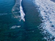 Повітряний вид на океан і серфер на фоні природи — стокове фото