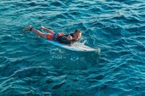 Surfeur dans l'océan Indien, Maldives — Photo de stock