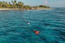 Surfeurs en Océan Indien, Maldives — Photo de stock