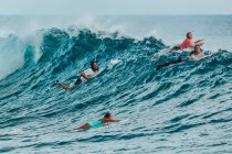 Surfisti nell'Oceano Indiano, Maldive — Foto stock