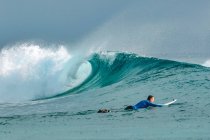 Surfista no Oceano Índico, Maldivas — Fotografia de Stock