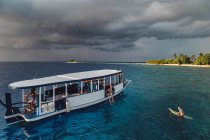 Серферы в Индийском океане, Мальдивы — стоковое фото