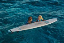 Mother and daughter in Indian Ocean, Maldives — Stock Photo