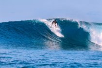 Mann mit Surfbrett surft auf Meereswelle gegen klaren Himmel Mann mit Surfbrett surft auf Meereswelle gegen klaren Himmel — Stockfoto