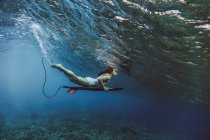 Surfer mit Surfbrett beim Tauchen unter Wasser auf den Malediven — Stockfoto