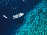 Прекрасный вид на море и лодку на фоне природы — стоковое фото