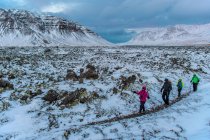 Persone che camminano attraverso il paesaggio ghiacciato nella parte occidentale dell'Islanda — Foto stock