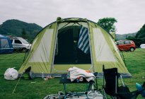 Barraca de acampamento nas montanhas no fundo da natureza — Fotografia de Stock