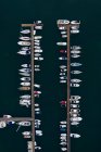 Воздушный вид на море и пирс с лодками — стоковое фото