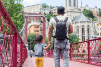 Ein Vater geht mit seiner Tochter spazieren und spielt — Stockfoto