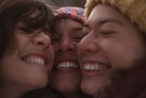 Trois jolies femmes heureuses rient et sourient pour selfie en hiver en Europe — Photo de stock