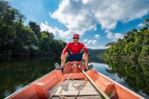 Людина, яка досліджує річку Татай на довгому хвостовому човні в Камбоджі. — стокове фото