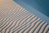 Sanddünen in der Wüste vor Naturkulisse — Stockfoto