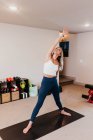 Bella giovane donna che fa esercizi di yoga a casa — Foto stock