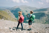 Діти на вершині гори Сноудон (Уельс) насолоджуються чудовим краєвидом. — стокове фото