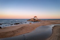 Bella vista della riva del mare, tramonto colorato sullo sfondo della natura — Foto stock