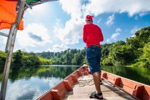 Uomo che esplora il fiume Tatai su una lunga barca di coda in Cambogia — Foto stock
