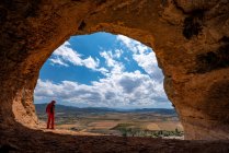 Жінка, яка подорожувала по мальовничому стежці під величезним нависаючими печерами Заена, село Заен, Кампо - де - Сан - Хуан, Мораталла, Реджин - де - Мурсія, Іспанія. — стокове фото