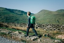 Menino caminhando pelas montanhas no Parque Nacional de Snowdonia em um belo dia — Fotografia de Stock