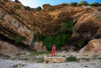 Uma mulher caminhando sob uma trilha cênica sob uma saliência gigante Cavernas de Zaen, aldeia Zaen, Campo de San Juan, Moratalla, Regin de Murcia, Espaa — Fotografia de Stock