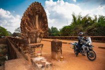 Uomo in sella alla sua avventura moto oltre Dragon Bridge in Cambogia — Foto stock