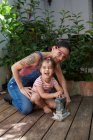 Madre e figlia levigare il legno in giardino — Foto stock