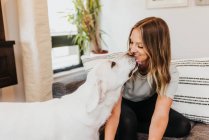 Jovem mulher com seu cão em casa — Fotografia de Stock