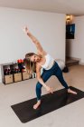 Молода жінка робить вправи на йогу вдома — стокове фото