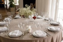 Schöne Hochzeitstafel mit weißen Blumen und Geschirr — Stockfoto