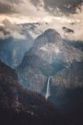Hermosa vista de las montañas y cascada en el fondo de la naturaleza - foto de stock