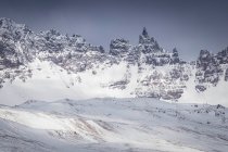 Vista aérea del paisaje de montaña de nieve en el fondo de la naturaleza - foto de stock