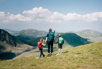 Мама проводит время со своими детьми, наслаждаясь видом на гору Сноудон — стоковое фото