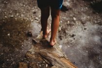 Закрыть ноги ребенка на природном фоне — стоковое фото