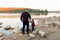 Padre e figlia a piedi sulla spiaggia — Foto stock
