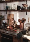 Nature morte. belle jeune femme avec tablier dans une cuisine — Photo de stock