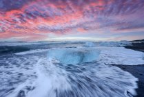 Bellissimo tramonto sulla famosa spiaggia di Diamante, Piatto di ghiaccio sulla spiaggia di sabbia nera Islanda. Jokursarlon, Diamond Beach, Islanda — Foto stock
