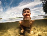 Split Water Ansicht des glücklichen Jungen in einem See an einem warmen Sommertag. — Stockfoto