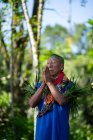 Indigener Schamane aus Cofan betet mit vereinten Händen im Amazonas-Regenwald — Stockfoto