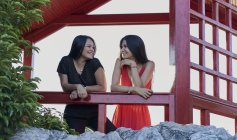 Jovens mulheres casal sorrindo e olhando um para o outro em um parque. — Fotografia de Stock