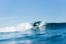 Homme surfant et faisant une manœuvre de surf sur une vague dans la mer — Photo de stock