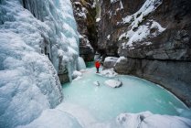 Подорож через замерзлий каньйон Мелінь — стокове фото