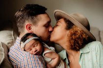 Ritratto di madre, padre e figlia, felice concetto di famiglia — Foto stock