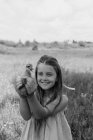 Bambino ragazzo e ragazza giocare con gli anatroccoli presso la fattoria — Foto stock