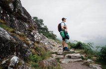 Vater und Sohn besteigen das Ben Nevis Gebirge in Großbritannien — Stockfoto