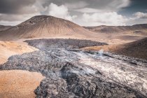 Panoramica ripresa aerea di vulcano ardente — Foto stock