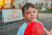 Jeune garçon avec un skateboard — Photo de stock