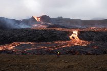 Мальовничий повітряний постріл палаючого вулкана — стокове фото