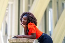 Beautiful photograph of a young African woman posing to be photographed — Stock Photo